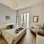 Light Star Apartament Como